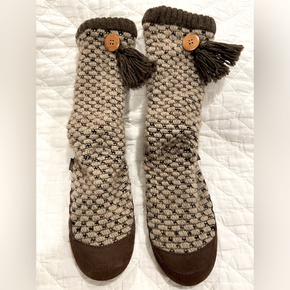 Acorn women’s over-the-calf indoor/outdoor slipper boot. Size 6.5-7.5